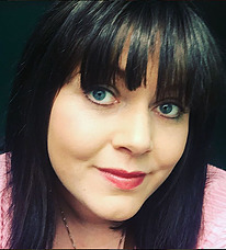 Portrait of author Chloe Walsh