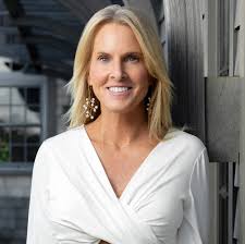 Photo of author Elin Hilderbrand